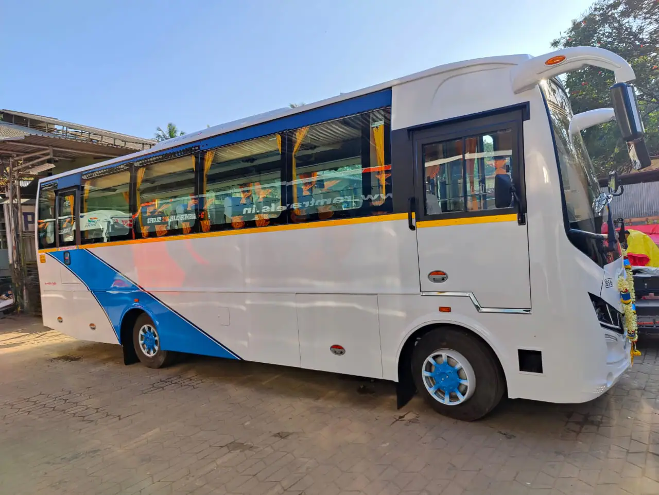 24-seater coach for large group tours