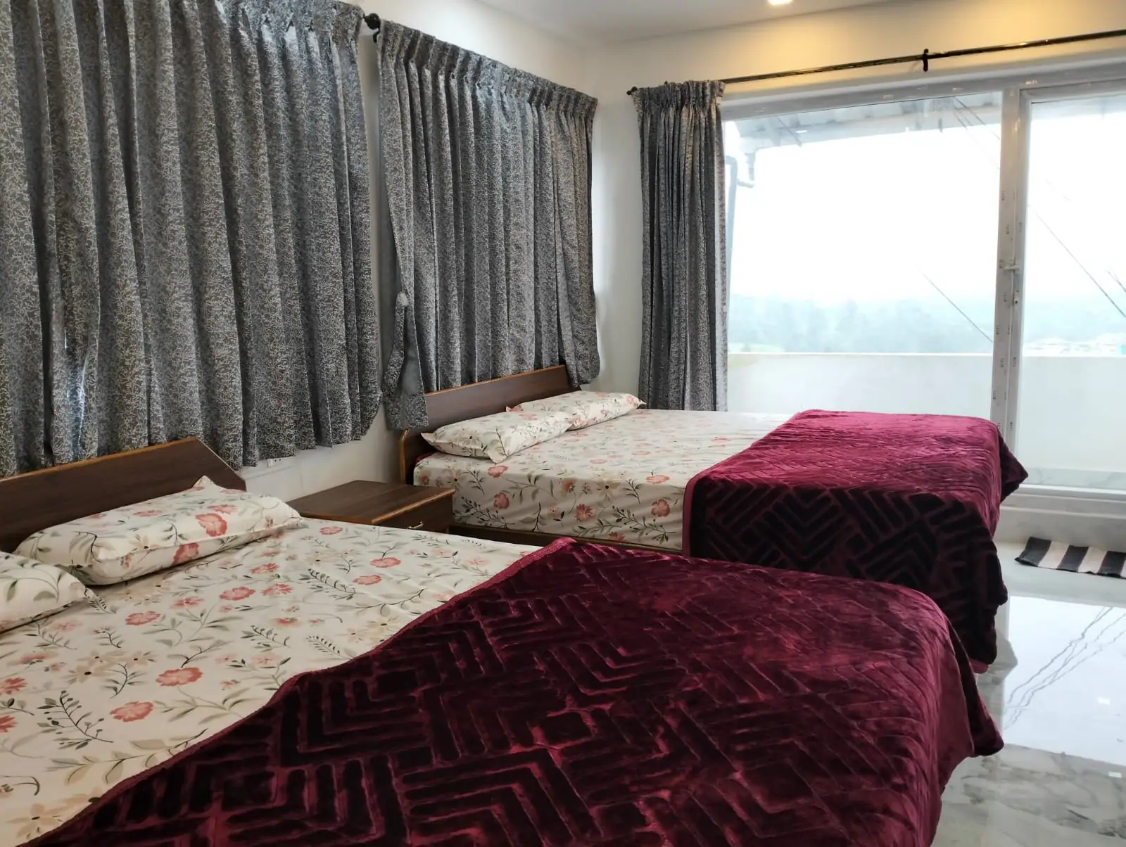 Deluxe family suite with balcony in Valparai