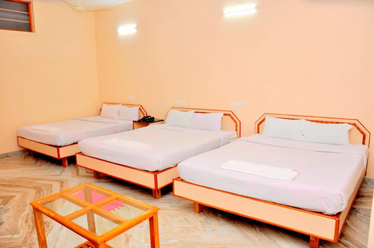 Six-bed family dorm room in Valparai